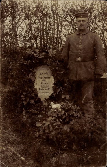 Foto Ak Deutscher Soldat in Uniform, Soldatengrab, Franz N. aus Elstra