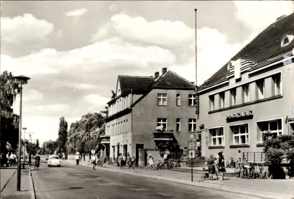 KP Falkensee Havelland, ulica w blokach mieszkalnych, rowery, samochody, drzewa