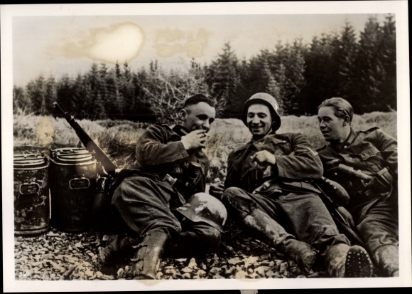 Photo Heinrich Hoffmann, Wehrmacht, Essen fetchers at the front, December 1939