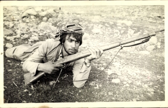 Foto Ak Iran, Mann mit Gewehr, Komalah