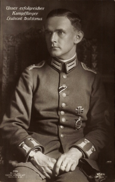Postcard German fighter pilot Lieutenant Baldamus, portrait, Iron Cross, Sanke 390