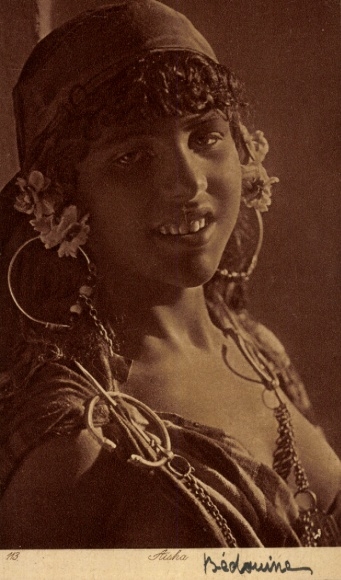 Postcard Young Arab woman, jewelry, earrings, Maghreb