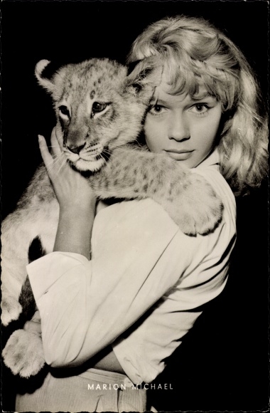 Ak actrice Marion Michael, portret met leeuwenwelp