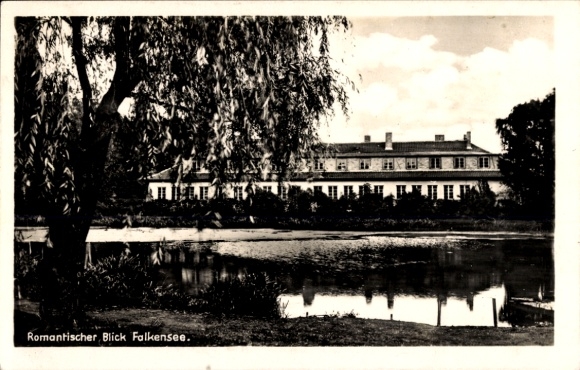 KP Falkensee Havelland, Romantyczny widok dużego domu w stylu Tudorów na brzegu jeziora, otoczonego...