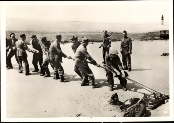 Photo Hoffmann, Heinrich, French prisoners of war cleaning up the beach at Dunkirk