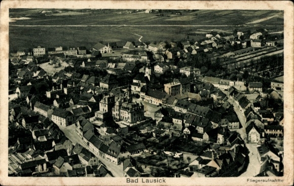 Ak Bad Lausick in Sachsen, Luftaufnahme von  Ansicht auf die Stadt, viele Dächer