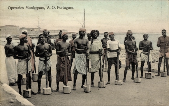 Ak Portugiesisch Ost-Afrika Mosambik, Arbeiter beim Straßenbau