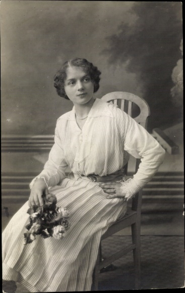 Photo Postcard woman portrait, hairstyle, skirt, blouse