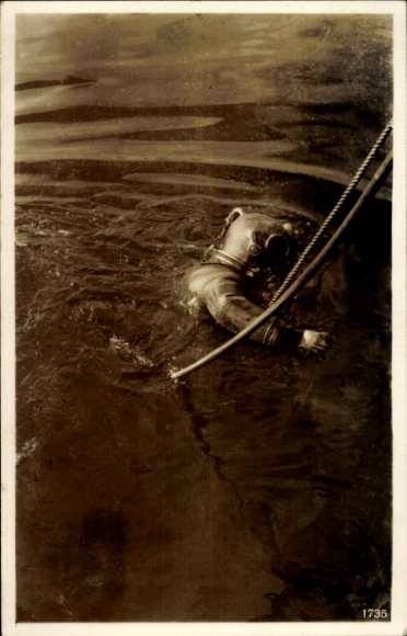 Postcard German Reichsmarine, diver goes to the seabed