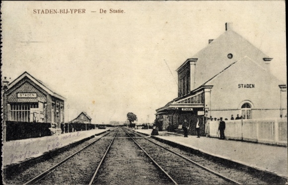 Ak Staden bij Yper West-Vlaanderen, treinstation, perron
