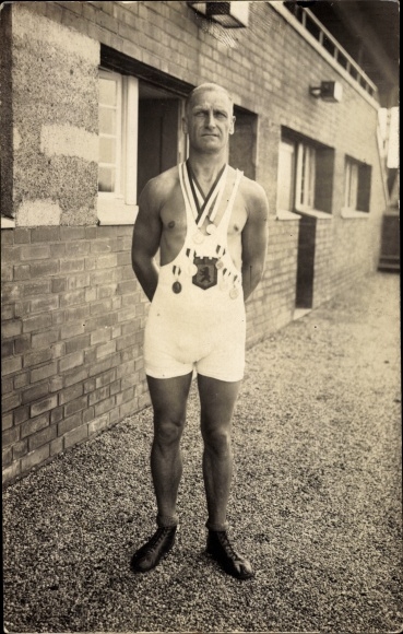 Photo Postcard Ringer Hoffmann, District Master Berlin 1931, medals