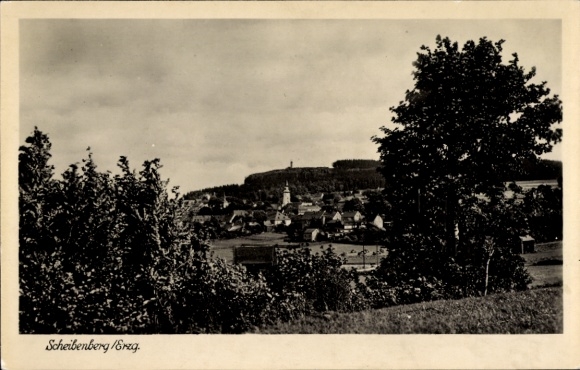 Ak Scheibenberg im Erzgebirge, Ortssicht auf  Bäume, Wolken, ländliche Architektur, historisch...