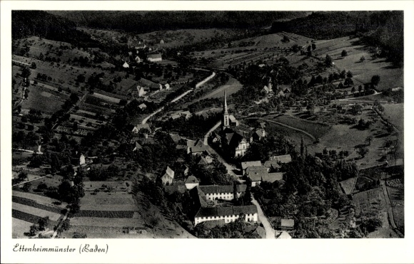 Ak Ettenheimmünster Ettenheim in Baden, Luftaufnahme von Ettenheimmünster, Kirche, Landschaft, Fe