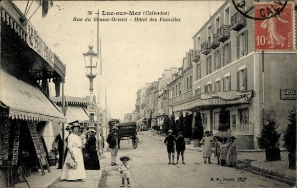 CPA Luc sur Mer Calvados, Rue du Grand Orient, Hôtel des Familles
