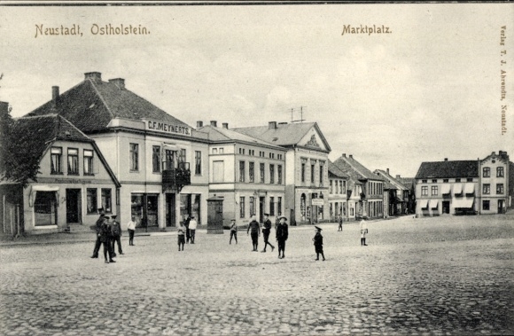 Postcard Neustadt in Holstein, market square, buildings, people, publishing house TJ Ahrendts
