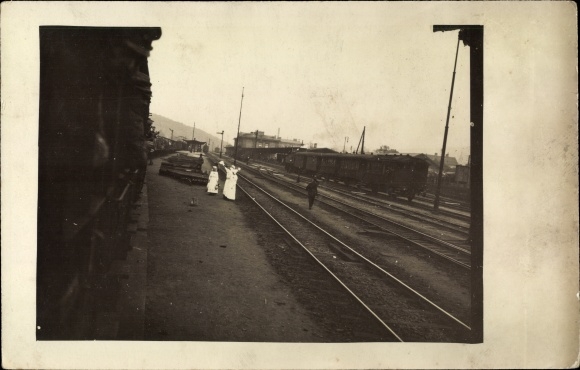 Photo Postcard Vienna, train station in front of the city, side of the track