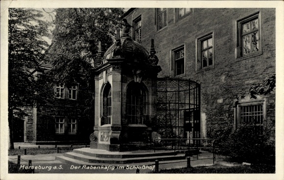 Ak Merseburg an der Saale, Merseburg a.S.
Der Rabenkäfig im Schloßhof