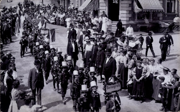 Photo Postcard Lauter Bernsbach in the Ore Mountains Saxony, parade, group Gernegroß, disguised children