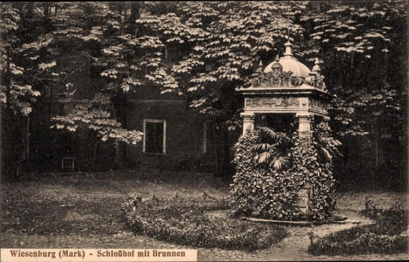 Ak Wiesenburg in der Mark, kasteelbinnenplaats met fontein