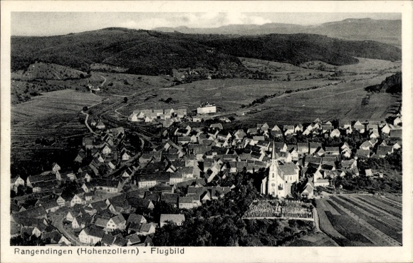 Ak Rangendingen im Zollernalbkreis, Luftaufnahme von  Kirche, Wohngebäude, Landschaft
