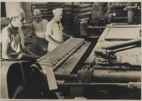 Original Foto Berlin Tempelhof, Eresburgstraße, Großbäckerei Schlüter, "Schlüter-Brot", um 1946