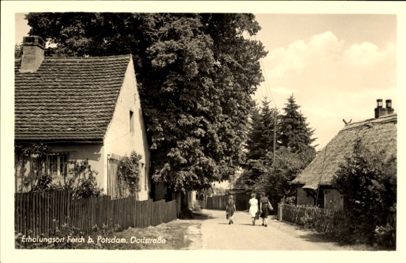 Ak Ferch am Schwielowsee, dorpsstraat, wandelaars