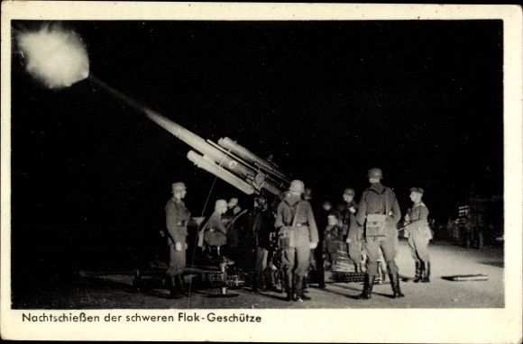 Ak Deutsche Wehrmacht, Infanterie, Nachtschießen, schweres Flak Geschütz