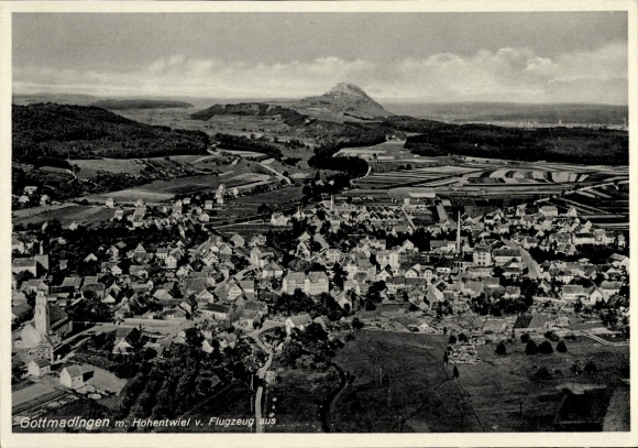 Ak Gottmadingen im Hegau, Luftbild von  Hohentwiel im Hintergrund, ruhige Landschaft