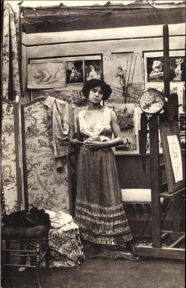 Ak Parisiennes fin de siecle, Frauenportrait, Malerin in ihrem Atelier