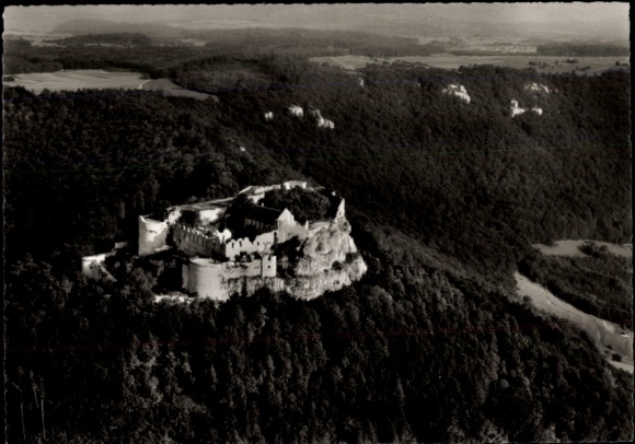 Ak Neuffen in Württemberg, Burg Hohenneuffen, Luftaufnahme der Ruine  umgeben von Wäldern