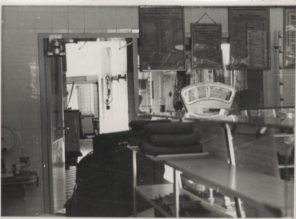 Original photo Berlin Weißensee, Streustraße, Klinke butcher shop, interior view, around 1946, 12 x 17 cm