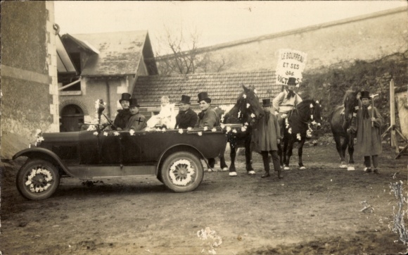Foto Ak Karneval, Männer in Kostümen, Auto