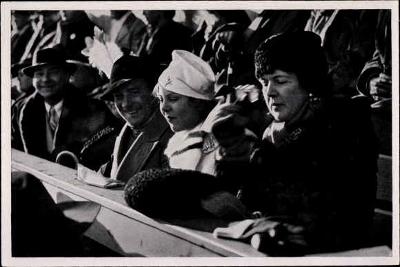 Collection picture Olympia 1936, Sonja Henie as a spectator at the pair skating Maxie Herber, Ernst Baier