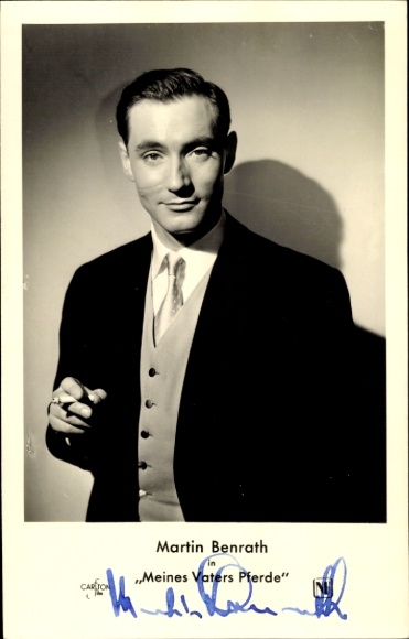 Postcard actor Martin Benrath, portrait with cigarette, my father's horses, autograph