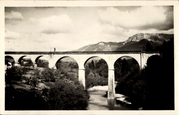Ak Annecy Haute Savoie, Brücke über einen Fluss, Berge im Hintergrund, Schwarz-Weiß-Foto