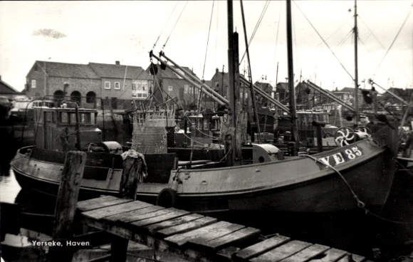 KP Ierseke Yerseke Reimerswaal Zeeland, widok na port, łodzie, YE 85