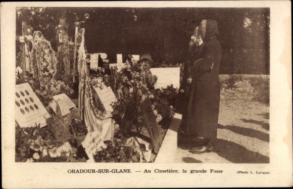 Postcard Oradour sur Glane Haute Vienne, Au Cimetiere, la grande Fosse, Frauen am Grab, Friedhof