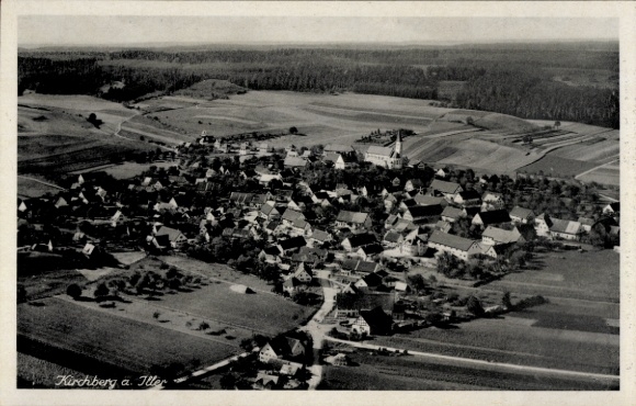 Ak Kirchberg an der Iller, Luftaufnahme von Kirchberg, ländliche Umgebung, viele Häuser, Kirche s