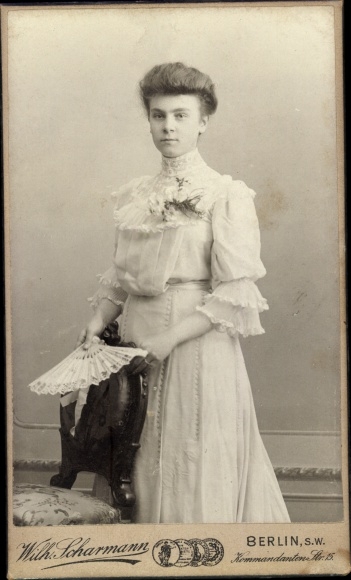 CdV woman portrait, lady with fan