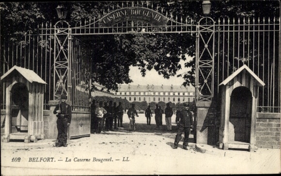 Postcard Belfort Beffert Beffort Territoire de Belfort, Caserne Bougenel, gate, soldiers, carriage, building