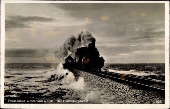 Postcard Sylt in North Friesland, railway on the Hindenburgdamm,