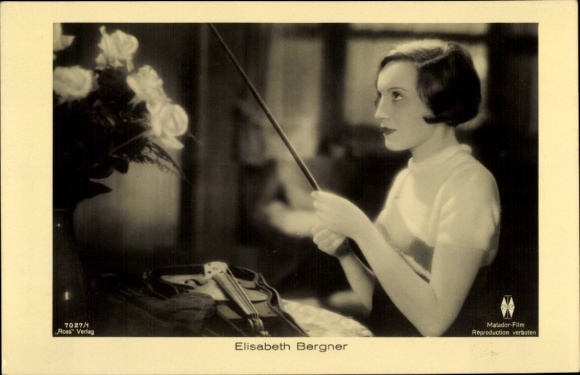 Postcard actress Elisabeth Bergner, profile view, film scene, violin