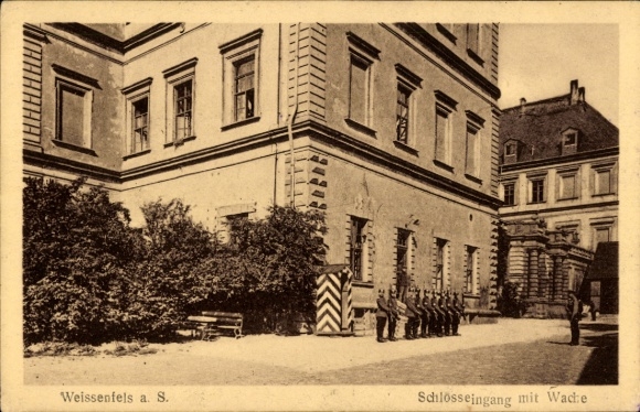 Ak Weißenfels an der Saale, Schlosseingang mit Wache