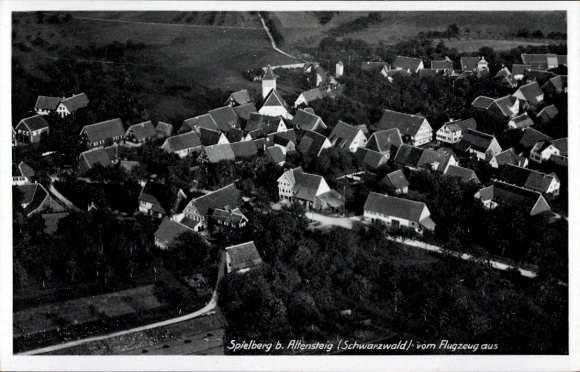 Ak Spielberg Altensteig im Schwarzwald, Luftaufnahme, Häuser, Landschaft, Flugzeugperspektive
