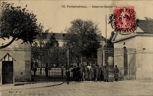Ak Fontainebleau Seine et Marne, Caserne Dames, Französisch,  Architektur, Soldaten, Eingangsbere