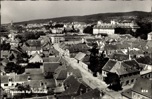 KP Eisenstadt w Burgenland, widok z lotu ptaka na dachy, ulice, drzewa, budynki