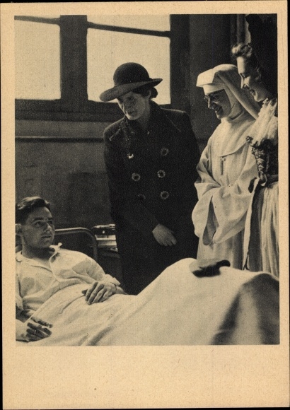 Postcard Paris, At the bedside of our wounded, 1945, Verwundeter Soldat, Frauen, Schwester