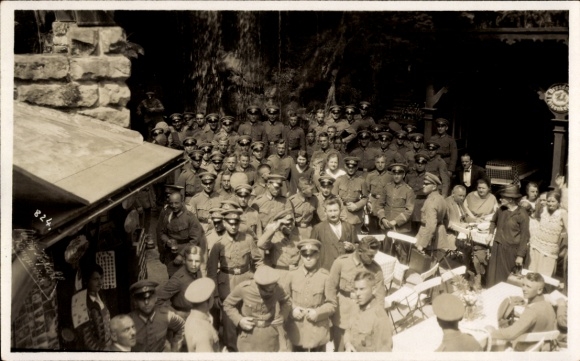 Photo Postcard Dresden Plauen, Felsenkeller brewery in Plauenschen Grund, visitors, soldiers in uniform