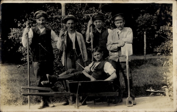 Photo Postcard 5 Gardeners posing with garden tools