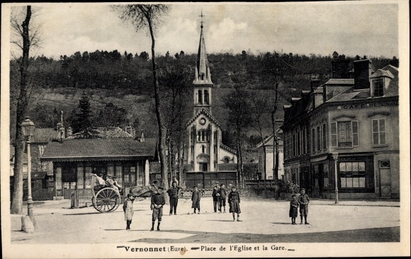 Postcard Vernonnet Eure, Place de l&#39;Eglise and the train station